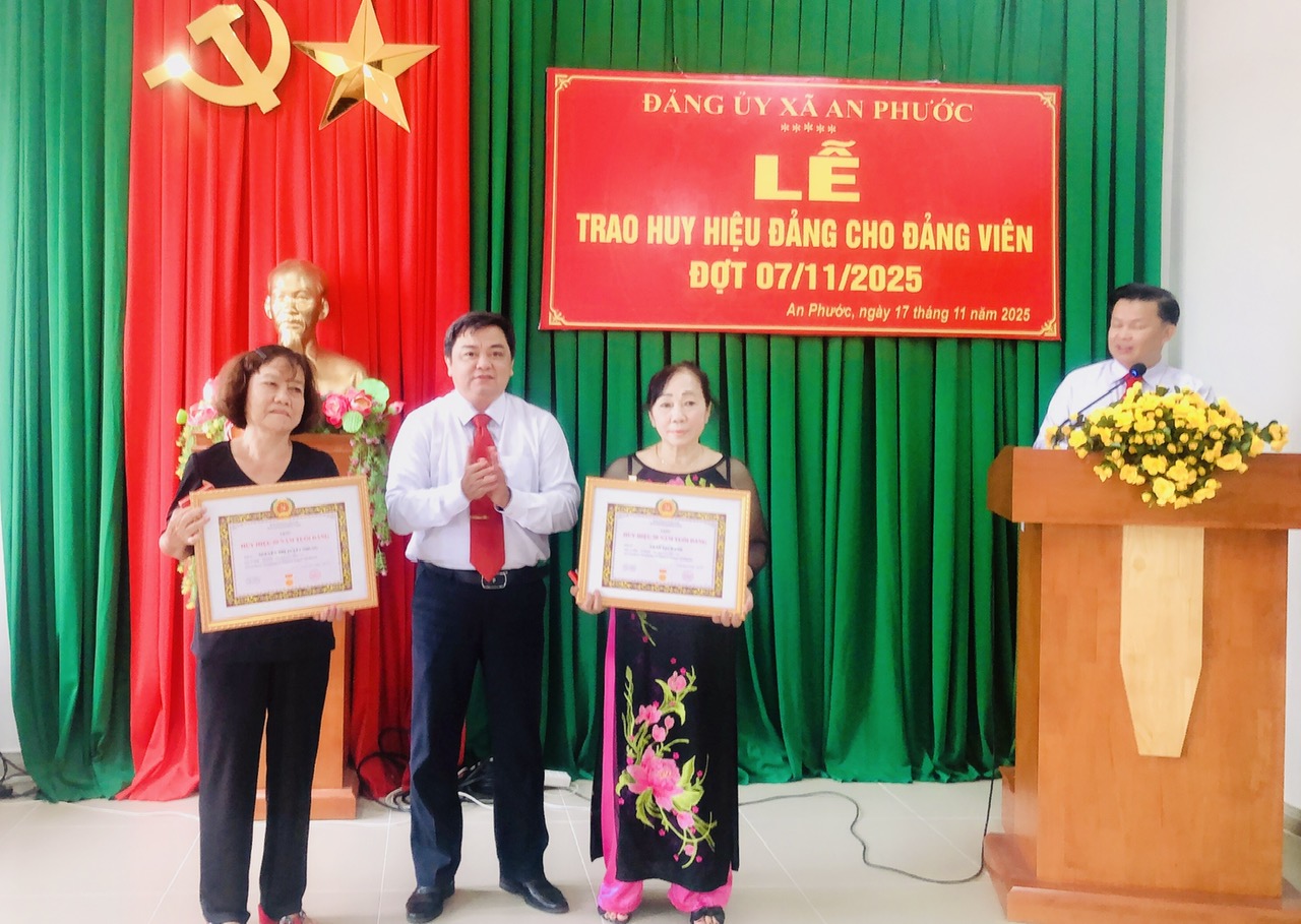 XÃ AN PHƯỚC TỔ CHỨC LỄ TRAO TẶNG HUY HIỆU ĐẢNG ĐỢT 07/11