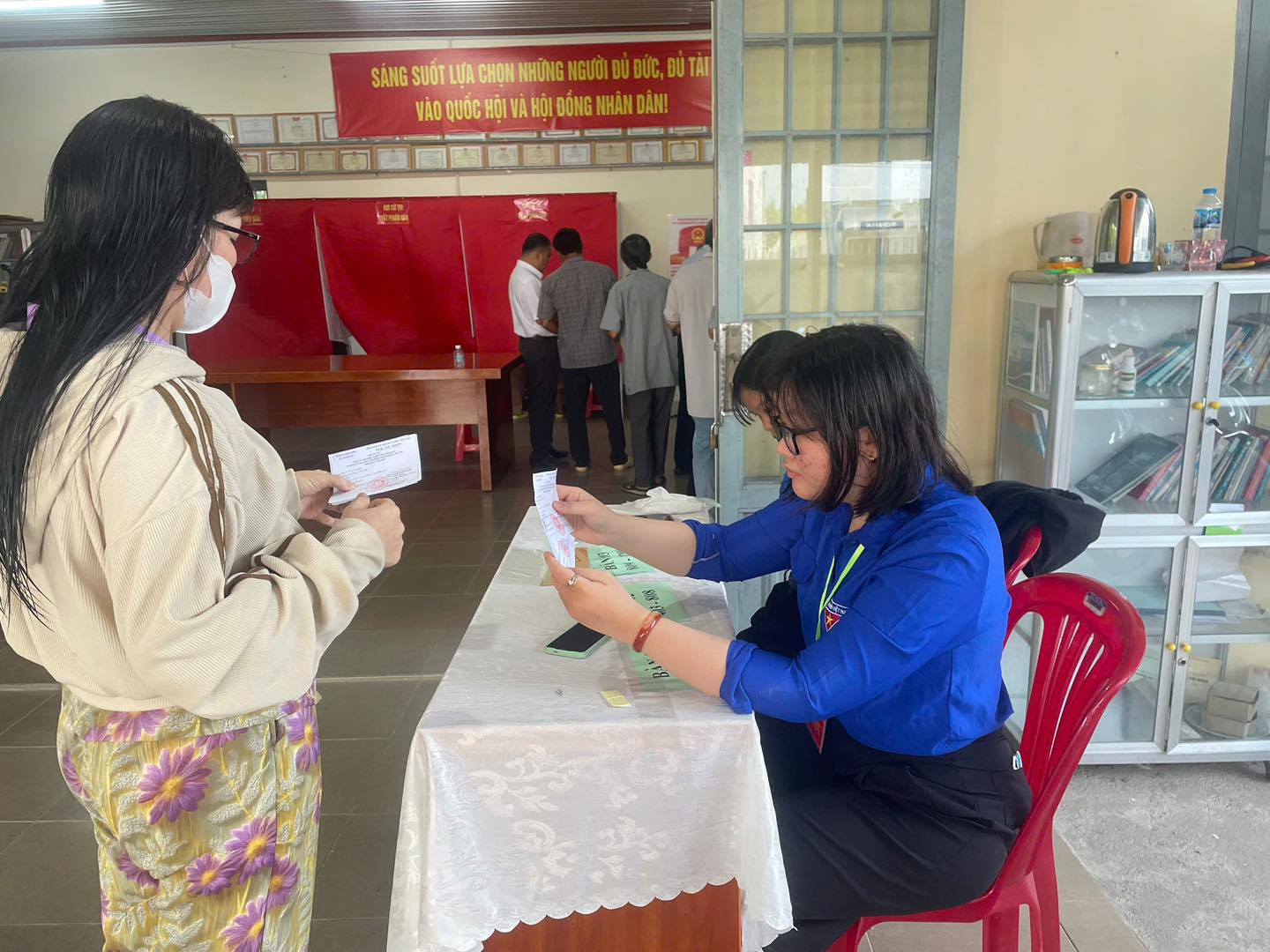 Hỗ trợ cử tri tham gia bầu cử