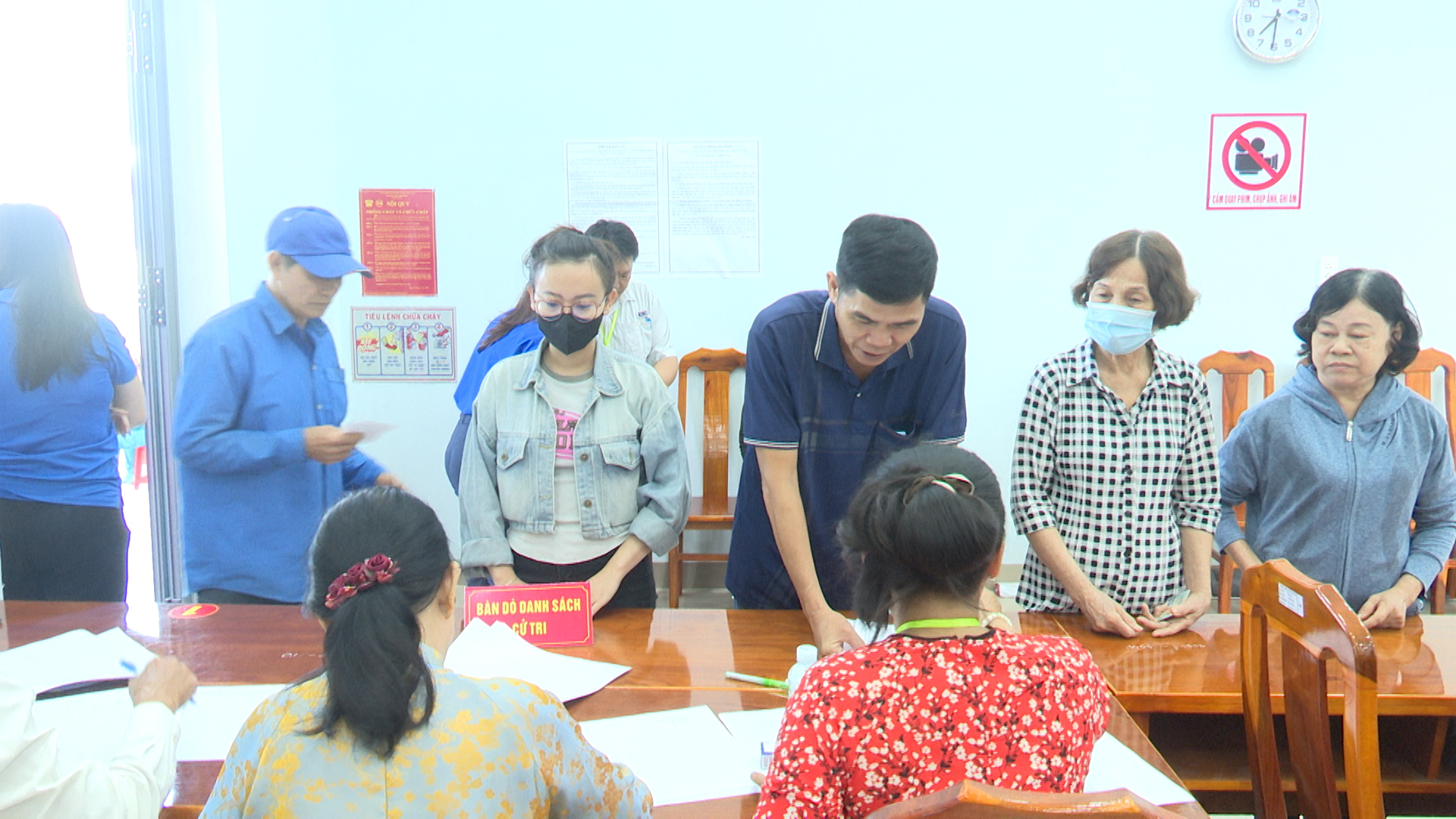 Cử tri nhận phiếu bầu