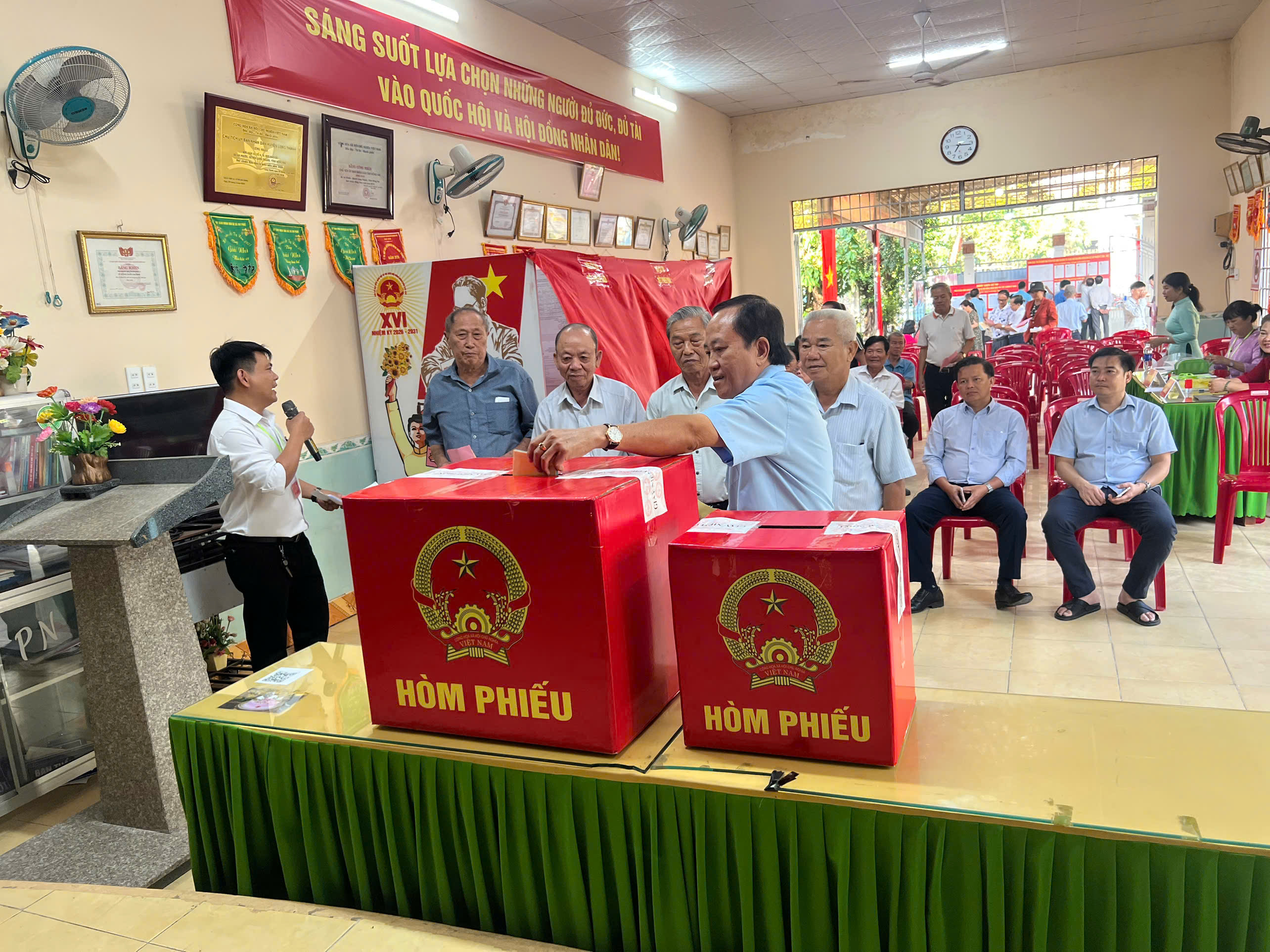 Cử tri ấp Bàu Cá tham gia bầu cử