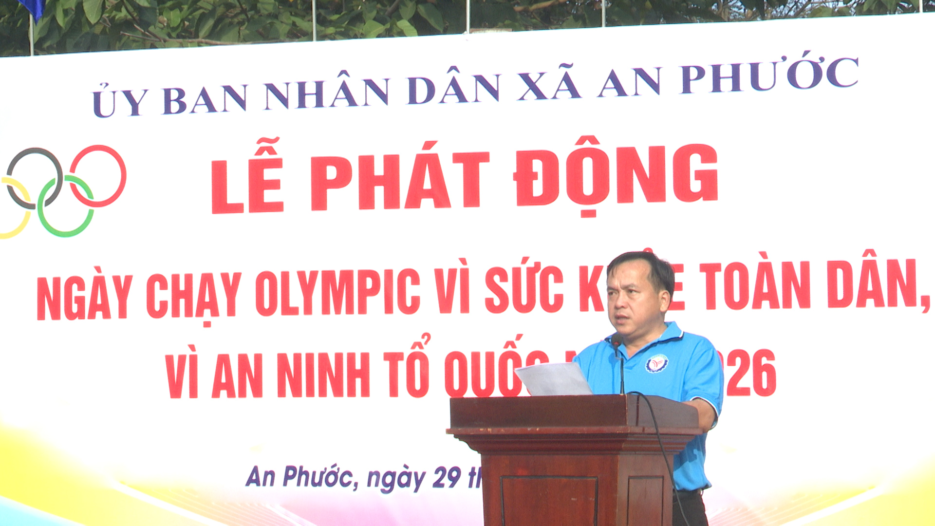 Đ/c Doãn Đức Thành - UVTV, PCT.UBND xã phát động ngày chạy Olympic