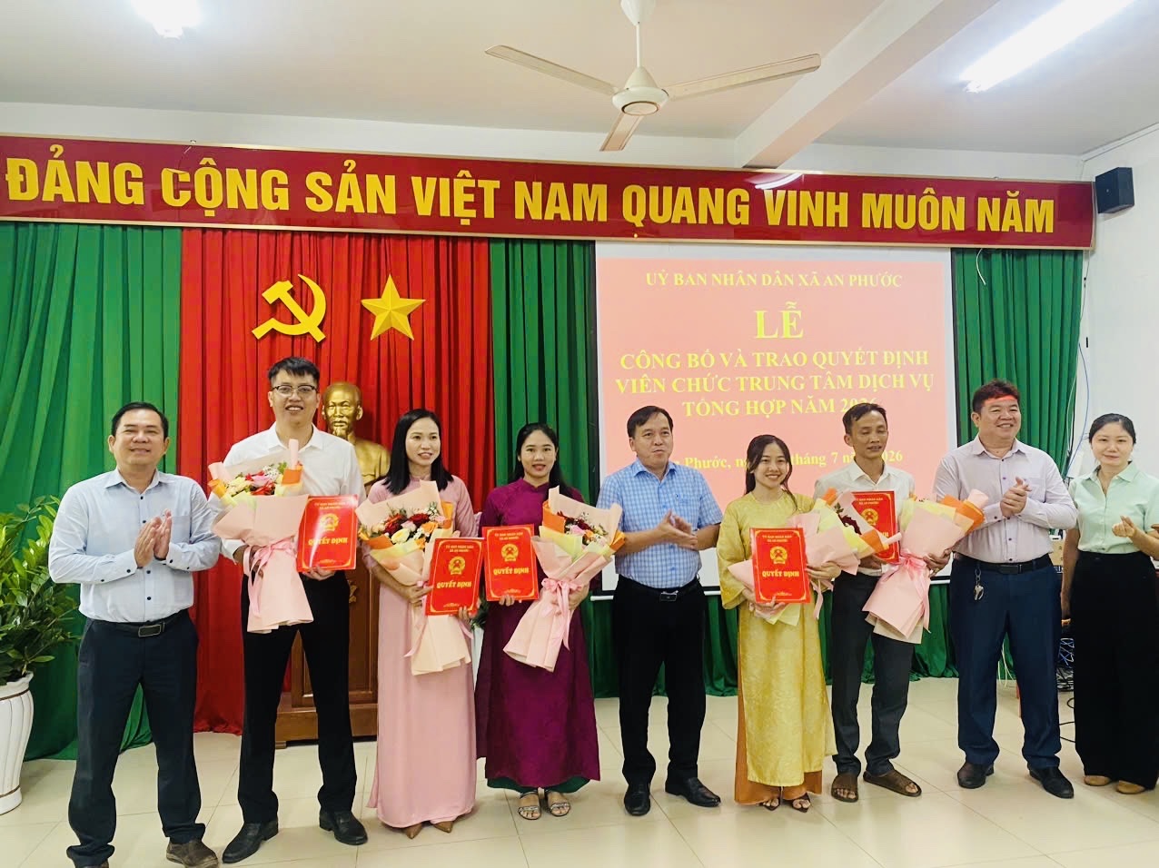 Trao quyết định viên chức Trung tâm Dịch vụ tổng hợp