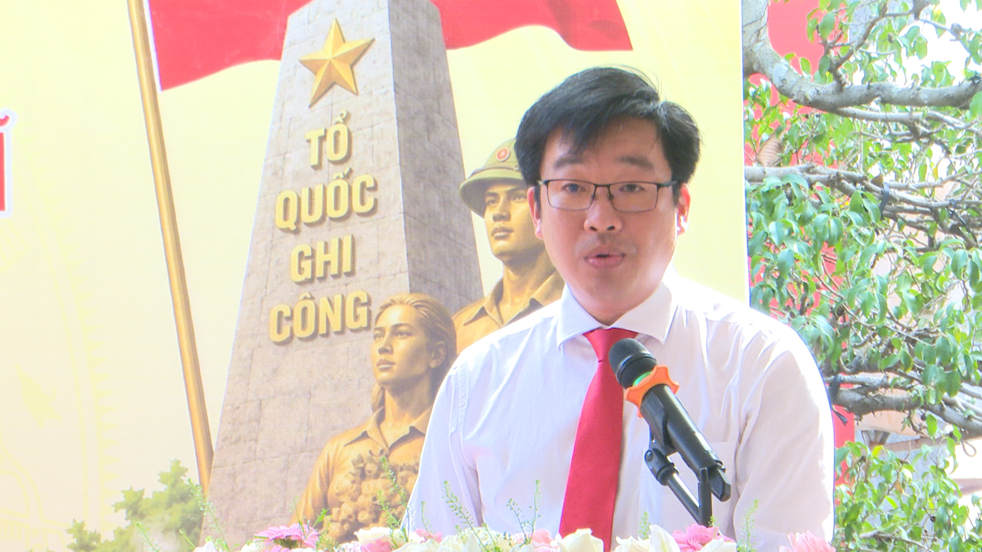 Đồng chí Đoàn Minh Trí - Phó bí thư - Chủ tịch UBND xã đọc diễn văn ôn lại truyền thống đấu tranh anh dũng của dân tộc