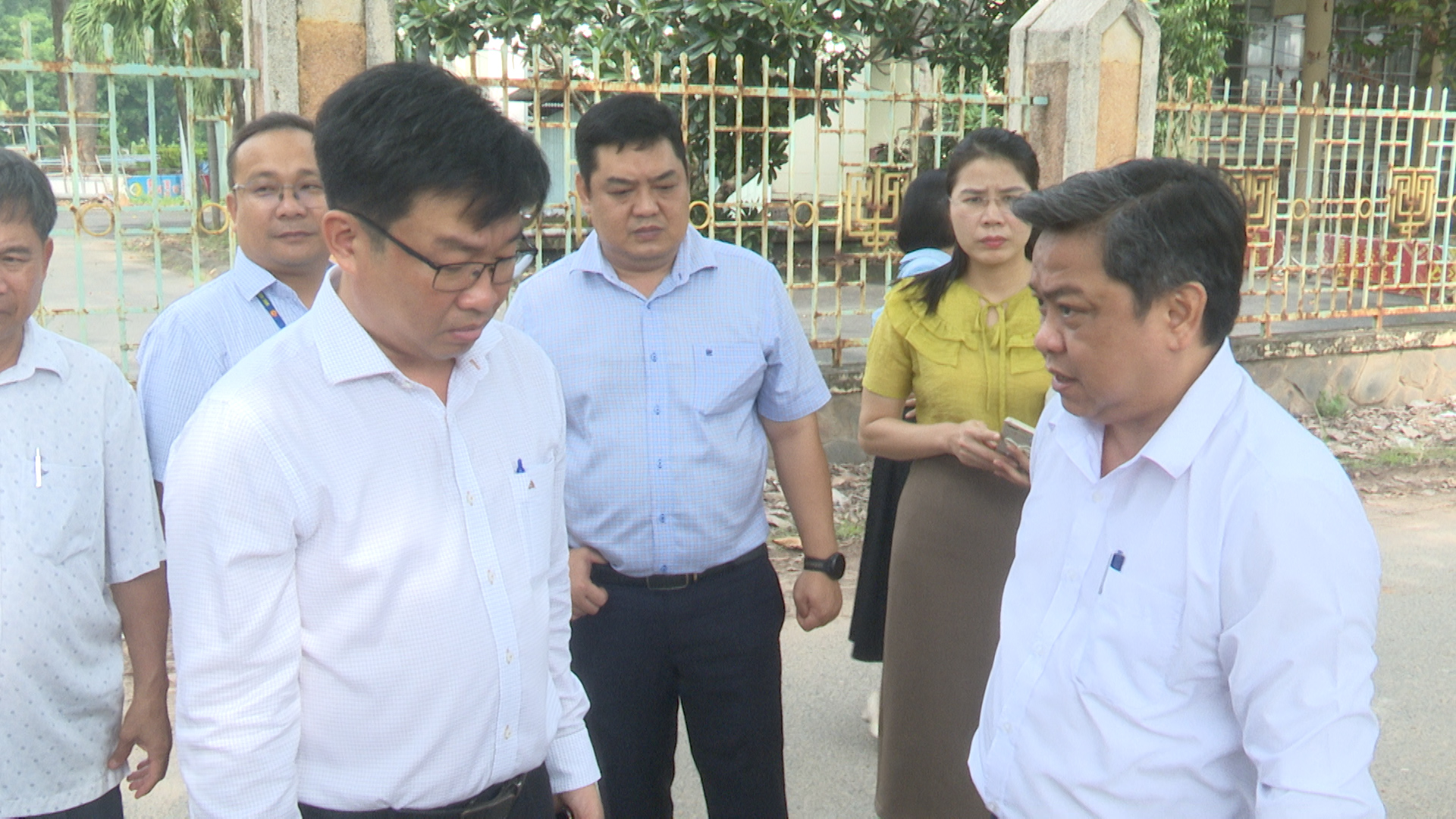 Bí thư Đảng ủy xã An Phước Trần Thế Vinh cùng lãnh đạo UBND xã và các phòng ban kiểm tra tiến độ các dự án đầu tư công