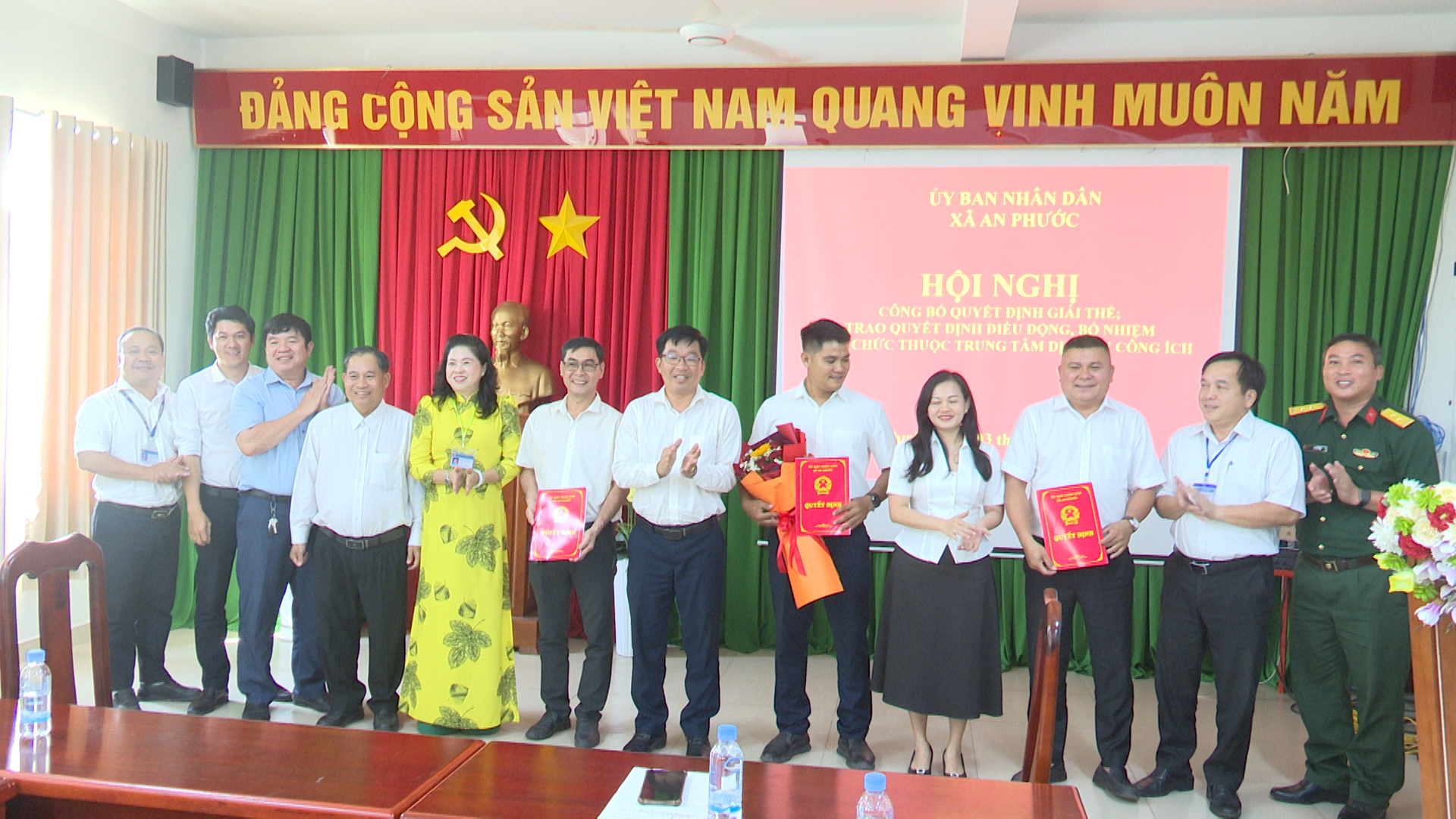 Trao quyết định về công tác cán bộ