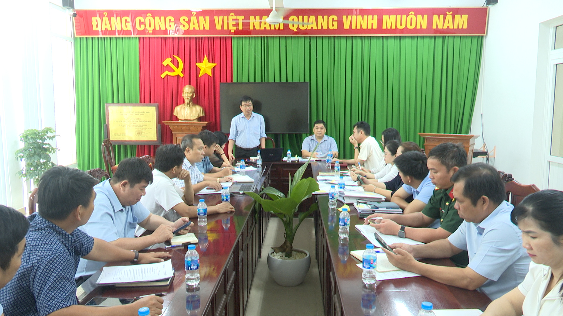 Đ/c Đoàn Minh Trí  - Chủ tịch UBND xã chủ trì buổi làm việc