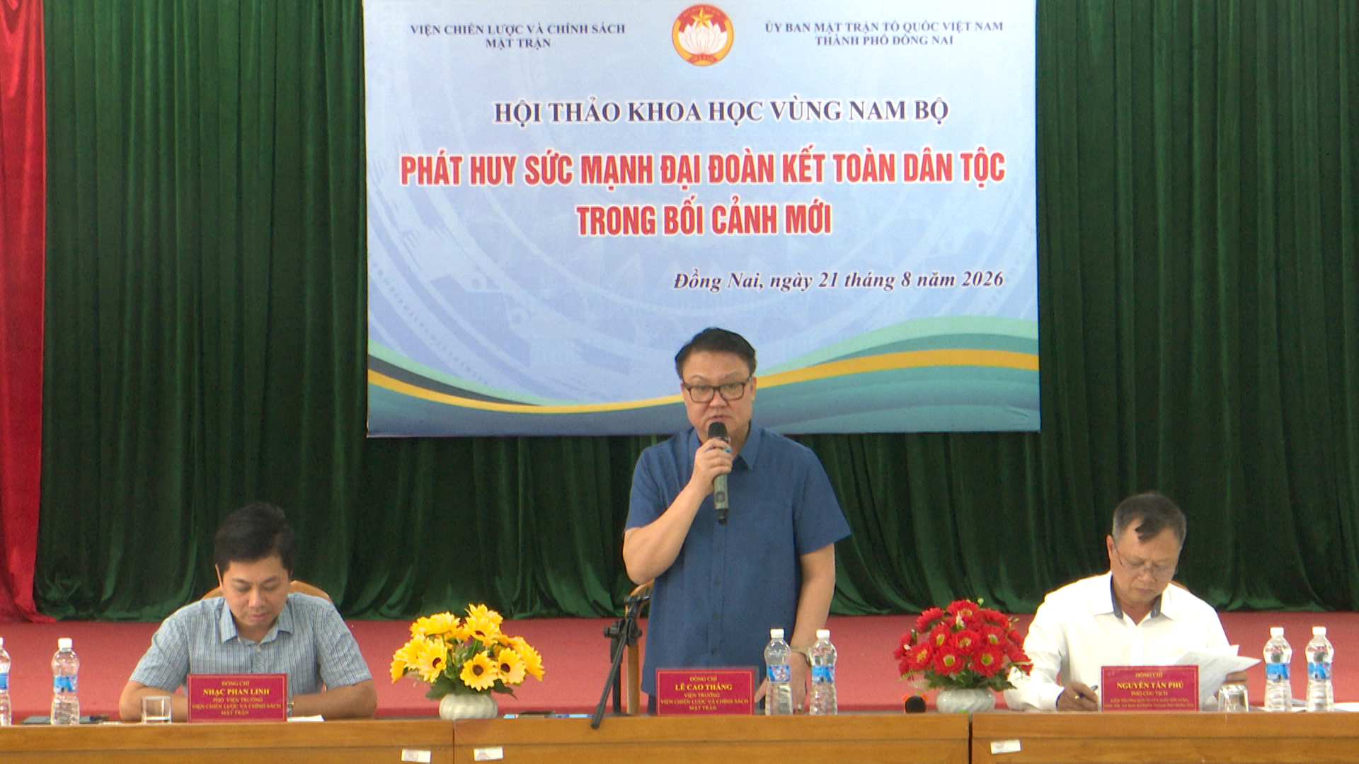 đ/c Lê Cao Thắng - phó viện trưởng Thường trực viện đào tạo, bồi dưỡng cán bộ và NCKH, Viện trưởng viện chiến  lược và chính sách mặt trận phát  biểu tại hội thảo