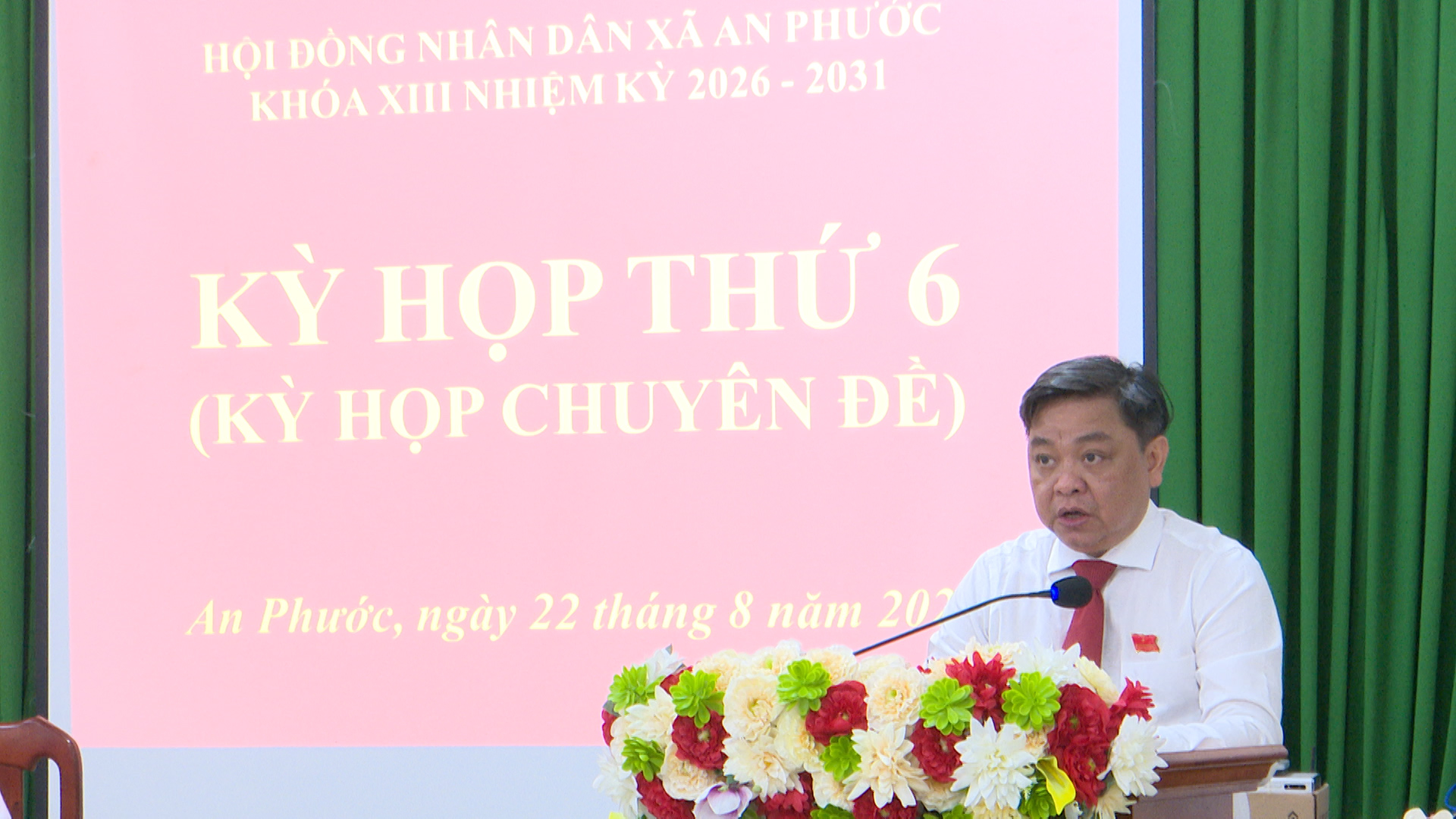 đ/c Trần Thế Vinh - Bí thư Đảng ủy - Chủ tịch HĐND xã An Phước phát biểu khai mạc kỳ họp