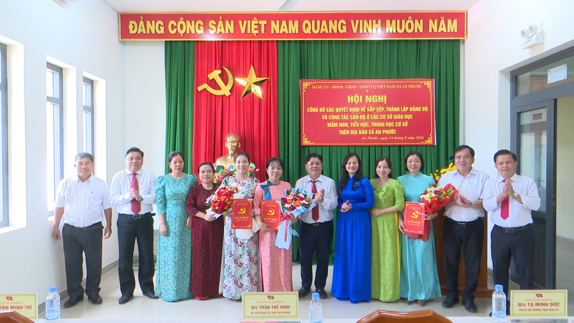 Lãnh đạo xã An Phước chụp hình lưu niệm với các chi bộ mới thành lập