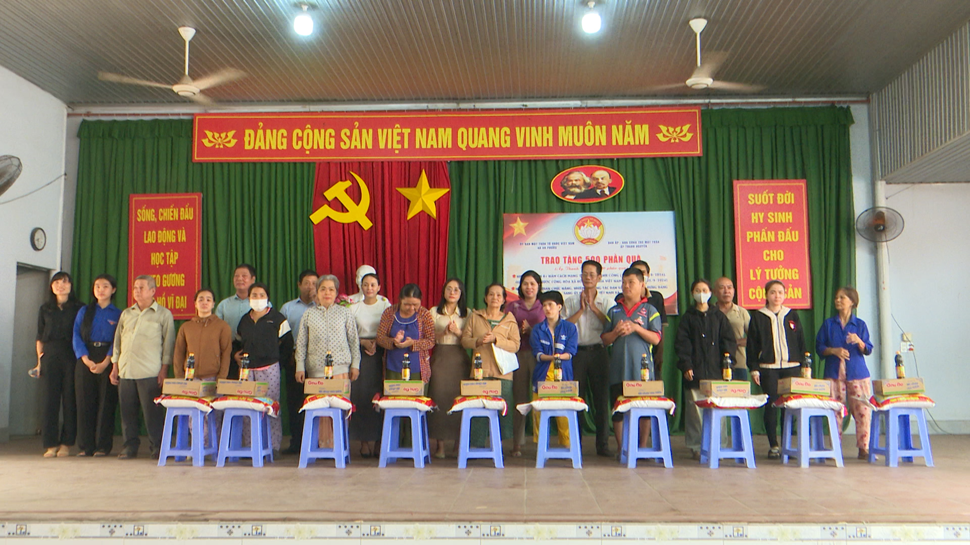 Toàn cảnh  buổi trao quà cho các hộ có hoàn cảnh  khó khăn
