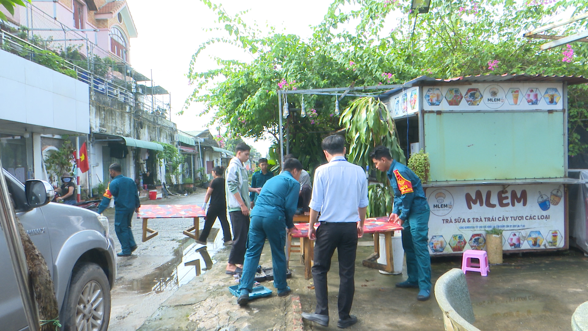 đoàn công tác tháo dỡ, di dời vật dụng vi phạm