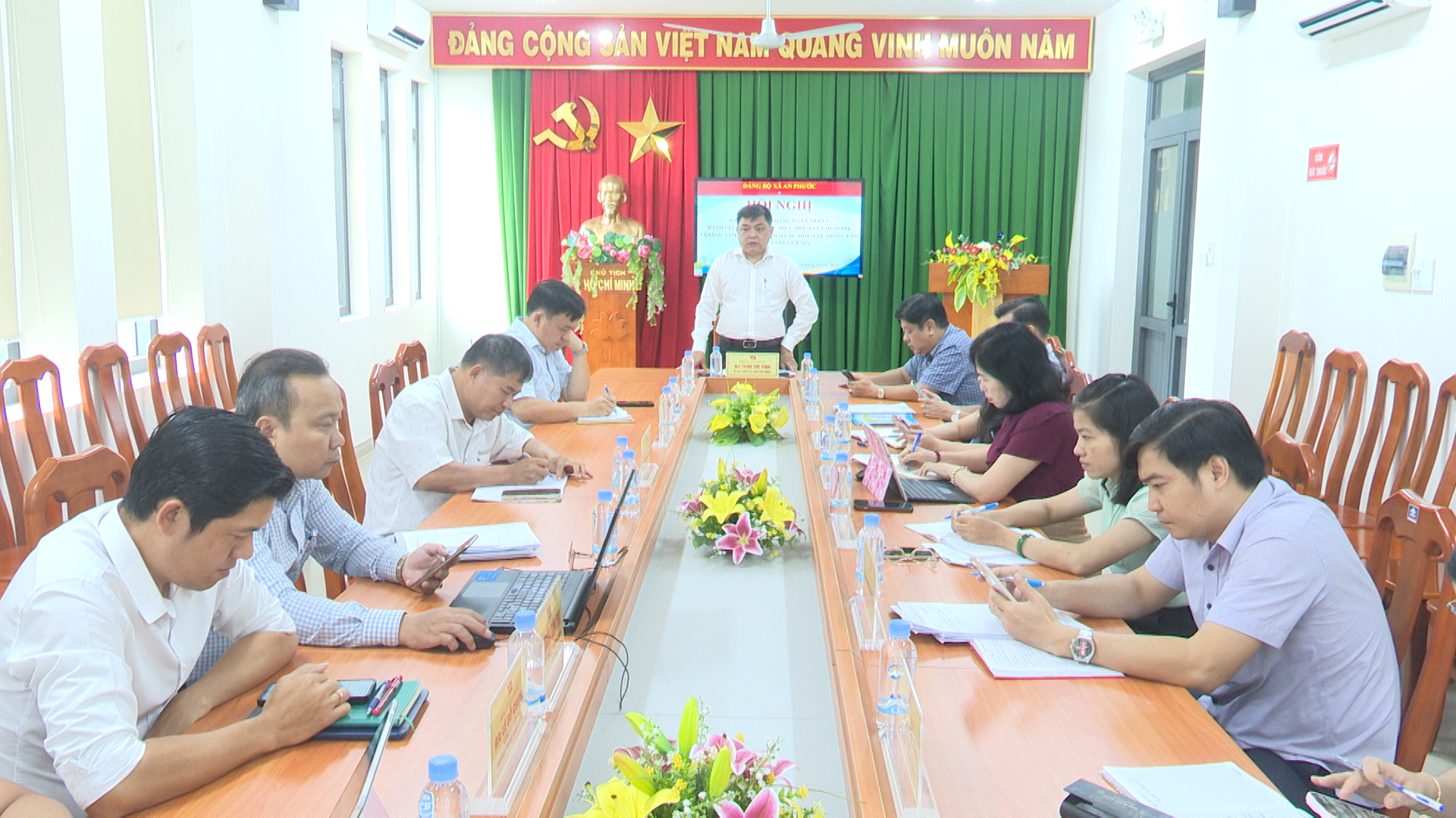 Đ/c Trần Thế Vinh - Bí thư Đảng ủy, Chủ tịch HĐND xã chủ trì hội nghị