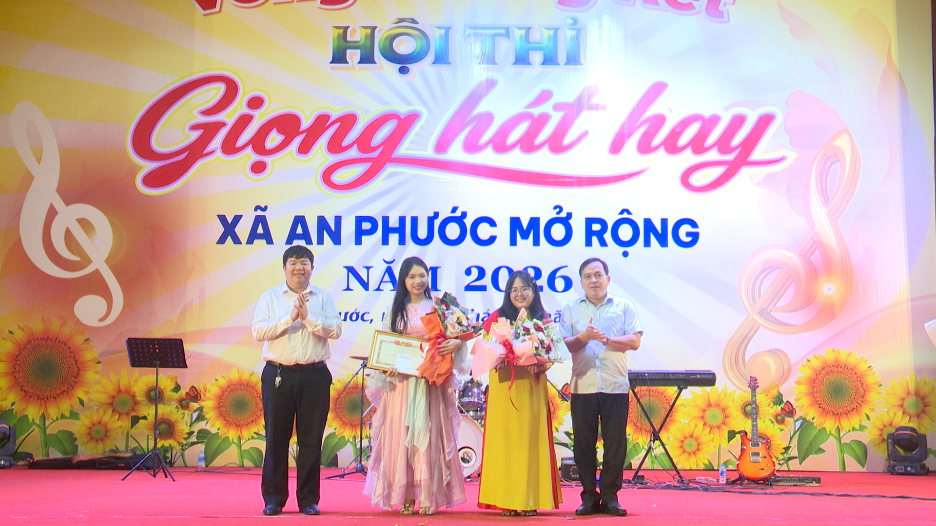 Trao giải cho các thí sinh đạt giải nhất và nhì của Hội thi