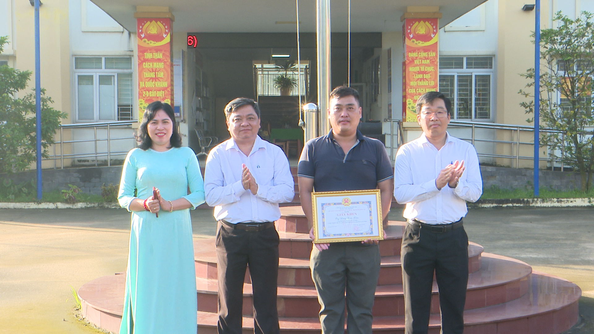 lãnh đạo xã khen thưởng anh Đặng Kim Giàu