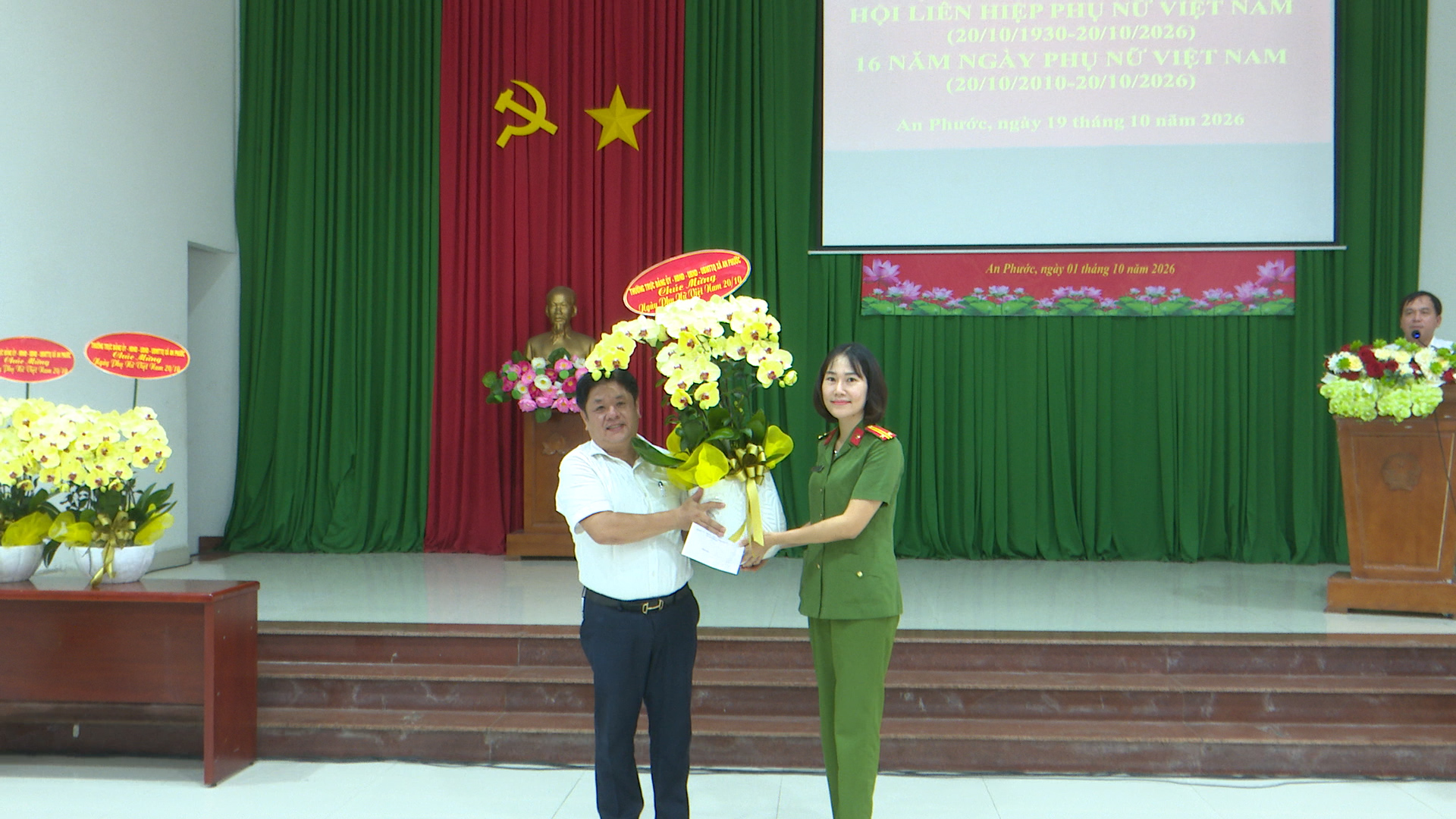 lãnh đạo xã tặng hoa chúc mừng  ngày 20/10