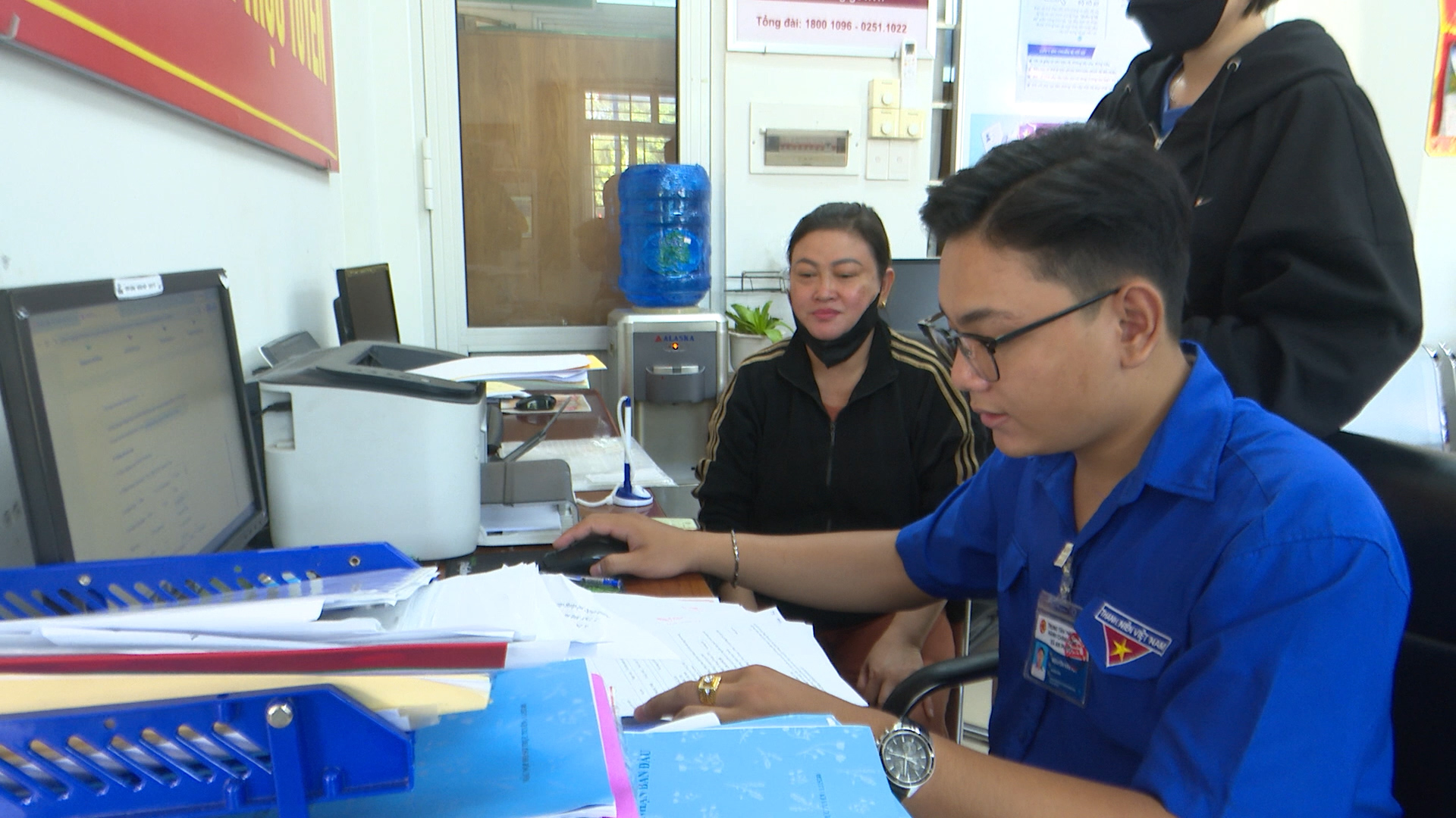 Cán  bộ trung tâm phục vụ hành chính công xã hướng dẫn người dân thực hiện thủ tục hành chính
